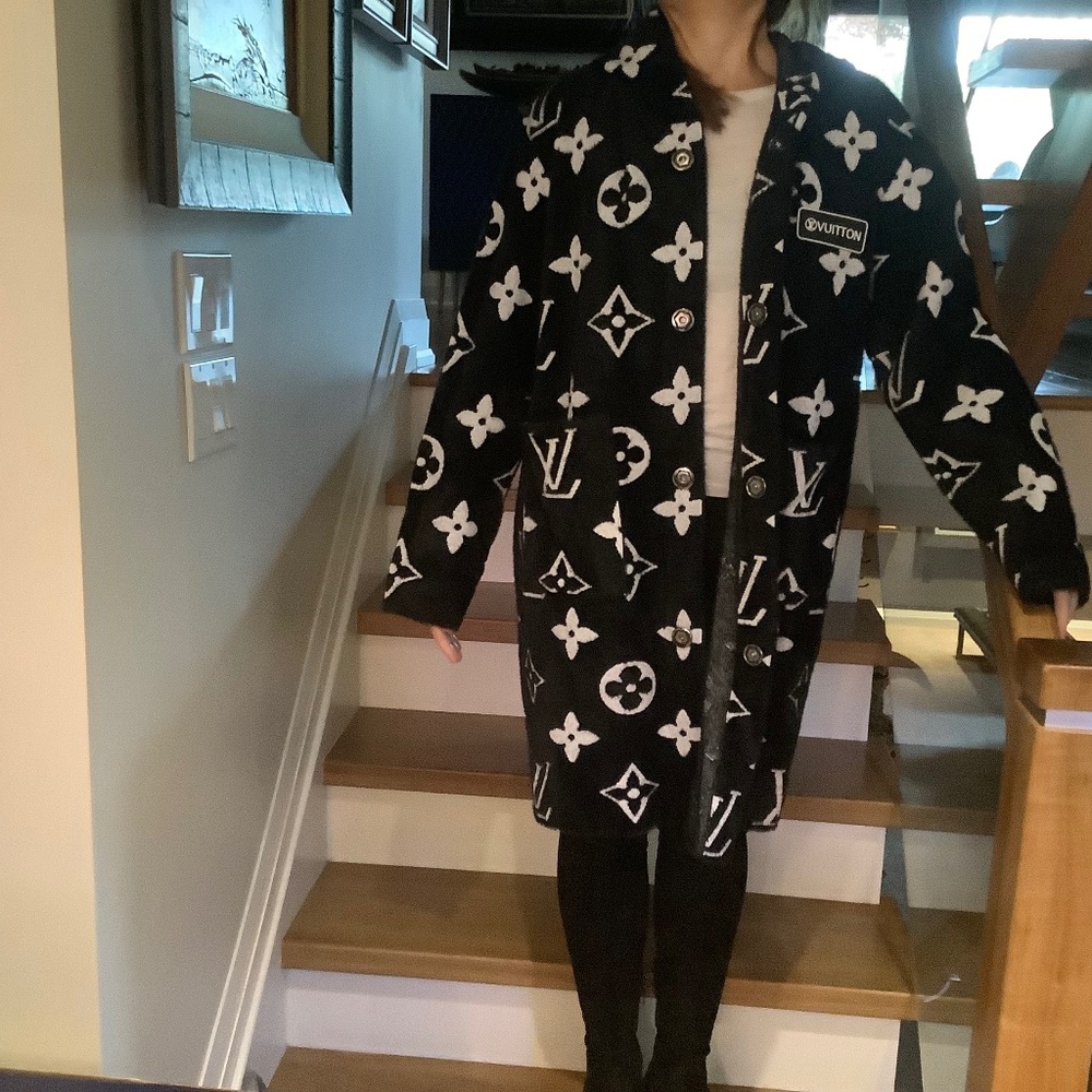 Louis Vuitton Gorgeous Coat New Black White with hood ,big front pockets ❤️❤️❤️